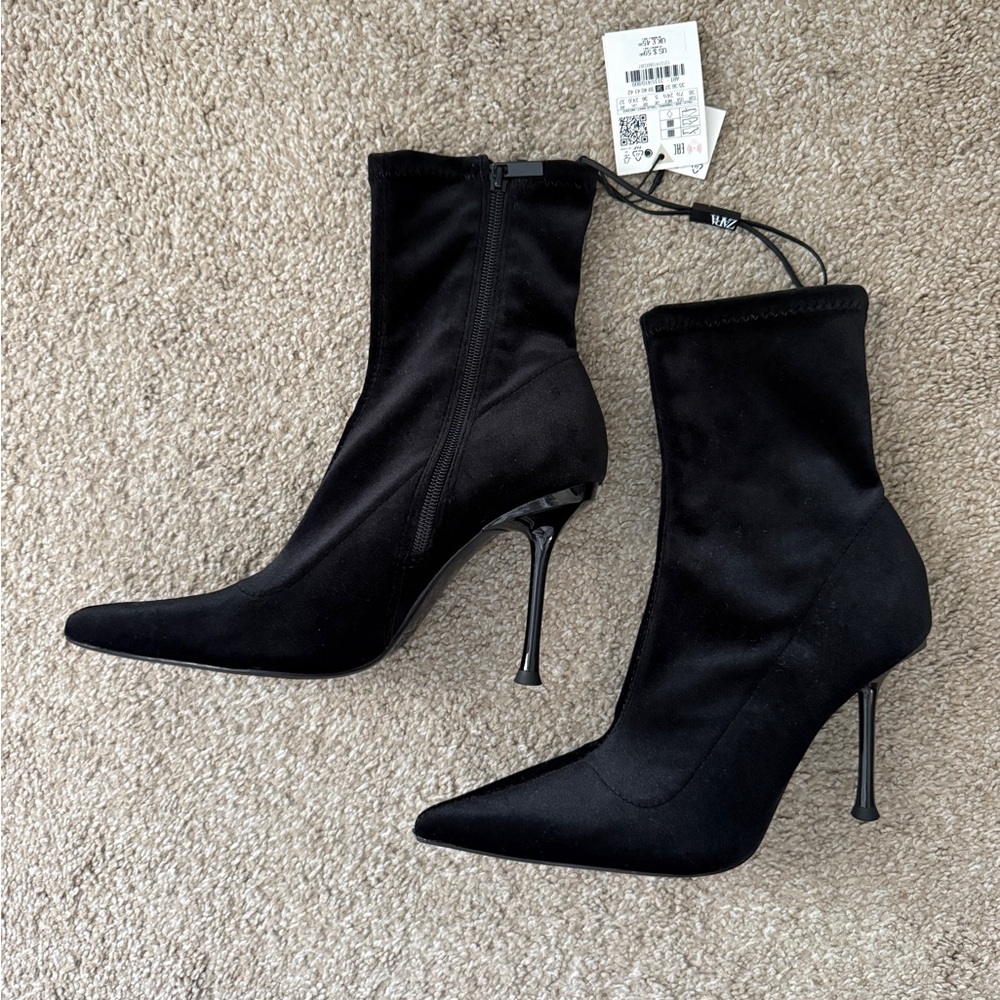 NWT Zara Black Velvet Heeled Ankle Booties